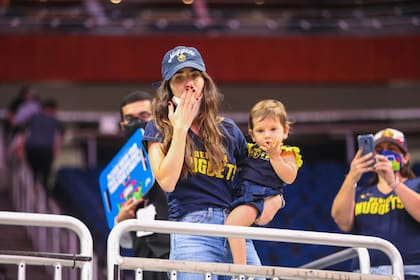 Consuelo (Vallina), la pareja de Facundo Campazzo, junto con Sara, la hija de ambos, estuvieron en el estadio para alentar al base argentino en el día de su cumpleaños