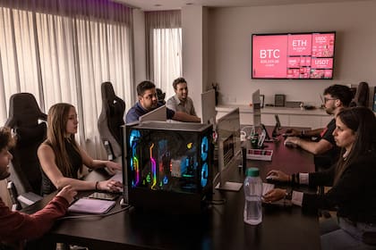 Consultores de criptomoneda en La Plata, Argentina. Las monedas digitales son populares entre los argentinos que intentan incrementar sus ahorros