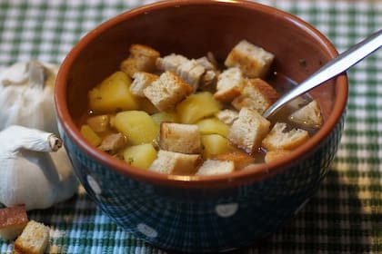 Consumir el ajo crudo aportará mayores beneficios ya que cocido porque al cocinarlo pierde propiedades