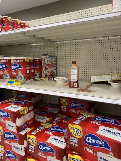 Consumir productos en la tienda no es adecuado, pero descartarlos en cualquier lado definitivamente está mal