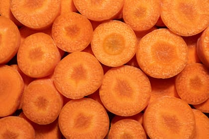 Consumirlas en exceso no es riesgoso, pero puede provocar molestias digestivas, piel anaranjada o desplazar la variedad en la dieta