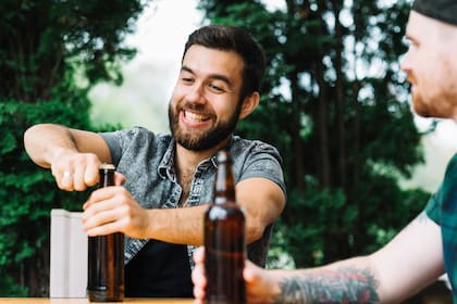 Esta medida busca permitirle a jóvenes de entre 18 y 20 años poder consumir bebidas alcohólicas en restaurantes y bares con la autorización y presencia de los padres o tutores (Freepik)