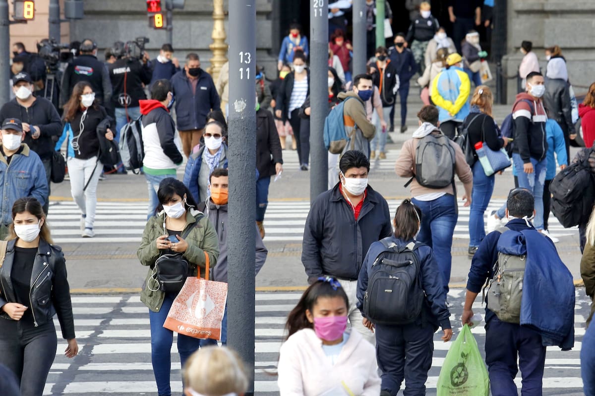 ¿Contagiarnos todos? Los expertos advierten sobre la "inmunidad de rebaño"