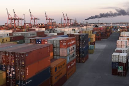 Containers are seen in a terminal at the docks in Avellaneda, Buenos Aires, on September 6, 2018. - With Argentina's currency tumbling as interest rates and inflation soar, fears are growing that the country could be on the verge of default, but analysts say that remains unlikely despite economic fragility. Earlier this week, President Mauricio Macri announced plans to slash the country's bureaucracy and raise taxes on exports to calm battered financial and currency markets and get the economy back on an even keel. (Photo by Juan MABROMATA / AF