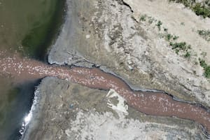 Contaminación ambiental en el río Salado, producto de efluentes vertidos por un frigorífico de Roque Pérez
