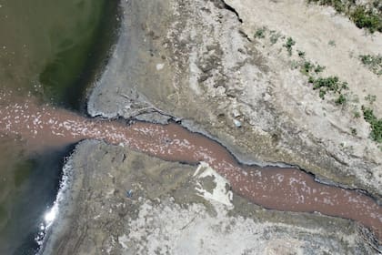 Contaminación ambiental en el río Salado, producto de efluentes vertidos por un frigorífico de Roque Pérez