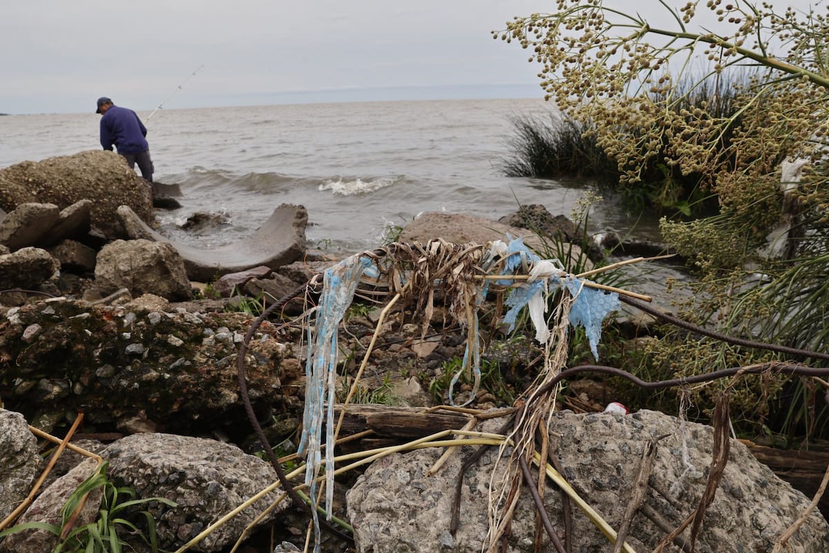 Contaminación de plásticos en el Río de la Plata.