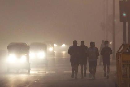 Algunas personas desafían el aire contaminado y salen a correr.