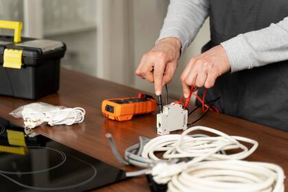 Contar con un electricista calificado es crucial para garantizar la seguridad y la eficiencia de cualquier sistema eléctrico (Archivo)