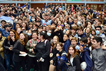 Conte rodeado de chicos, en el cierre de su presentación como refuerzo de Ciudad Voley (Prensa Club Ciudad de Buenos Aires)