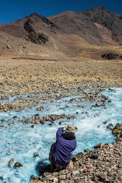 Contemplando las aguas fluorescentes del arroyo.