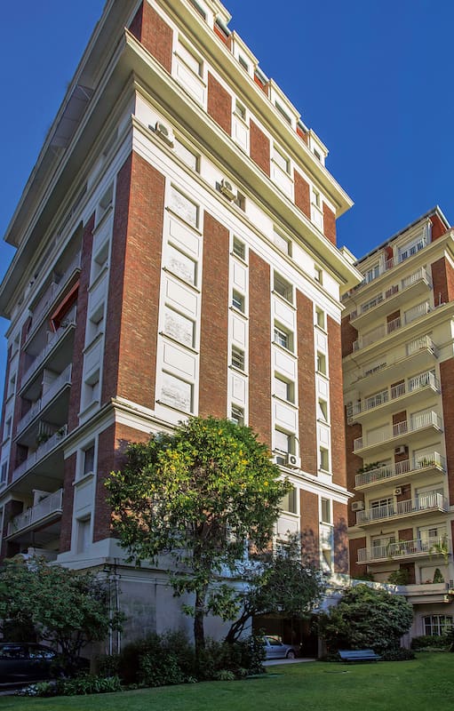 Contemporáneo y clásico; creativo y colorido; funcional y despojado: cada uno de estos tres vecinos impuso en su departamento del sexagenario edificio Lanusse, icónico de zona norte, su combo de estilo.
