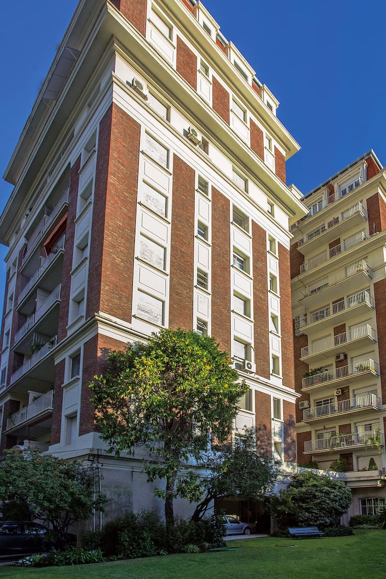 Contemporáneo y clásico; creativo y colorido; funcional y despojado: cada uno de estos tres vecinos impuso en su departamento del sexagenario edificio Lanusse, icónico de zona norte, su combo de estilo.