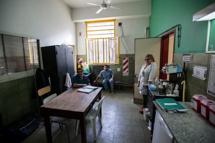 Contención: médicos y enfermeros de guardia monitorean desde una sala contigua a los pacientes del Sevicio de Admisión que necesitan contención física durante una crisis de un trastorno mental
