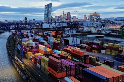 Contenedores a bordo de un buque en una terminal de carga, el lunes 23 de febrero de 2026, en Fráncf