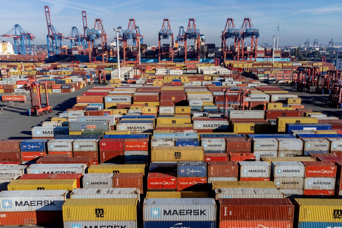 Contenedores apilados en el puerto de Hamburgo, Alemania