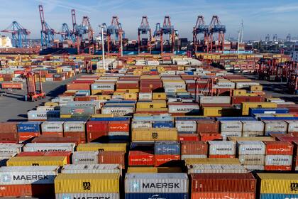 Contenedores apilados en el puerto de Hamburgo, Alemania