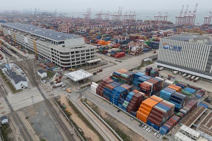 Contenedores de carga en el puerto de Guangzhou, China (archivo)
