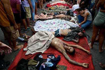 Contenido gráfico / Personas alinean cuerpos en la Plaza São Lucas de la favela Vila Cruzeiro, en el complejo de la Penha, en Río de Janeiro, Brasil, el 29 de octubre de 2025