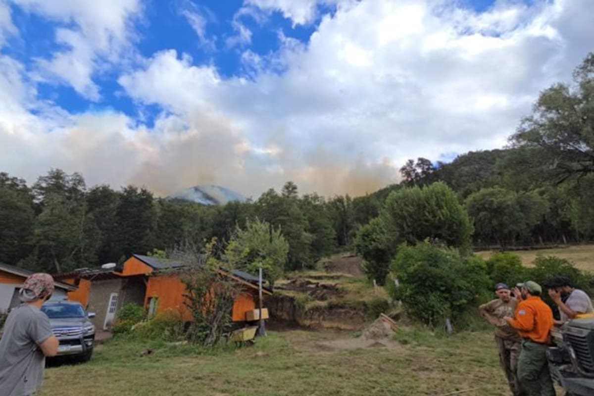 Continúa activo desde hace casi un mes el incendio en el Parque Nacional Nahuel Huapi