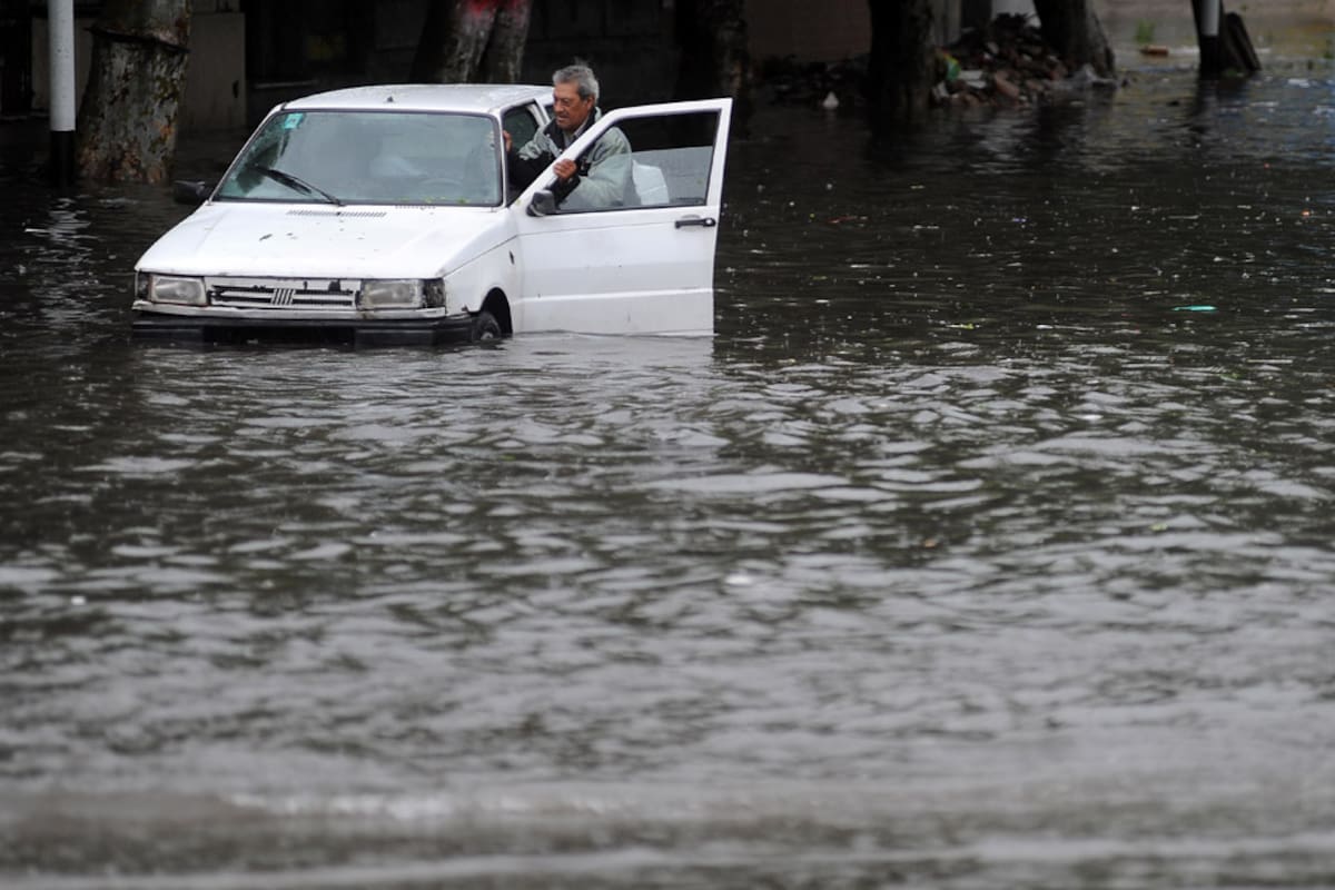 Continúa el anegamiento de las calles en Valentín Alsina