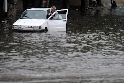 Continúa el anegamiento de las calles en Valentín Alsina