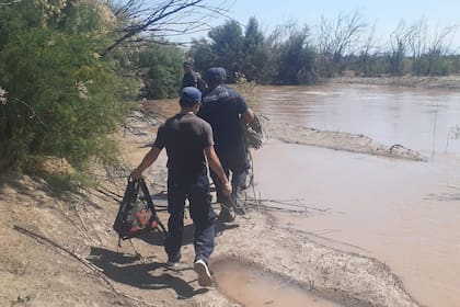 Continúa la búsqueda de dos jóvenes arrastrados por el río Mendoza
