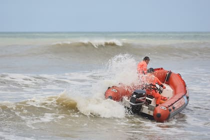 Continúa la búsqueda de Ramón Román y Gabriel Raimann, quienes desaparecieron el pasado domingo al ingresar en kayak al mar entre Valeria del Mar y Cariló. Los familiares aguardan novedades en la sede de Prefectura en el Muelle de Pinamar.














