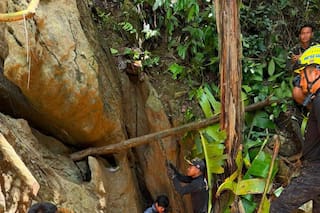 Continúa la búsqueda de siete personas atrapadas en una cueva inundada en Laos