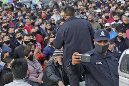 En medio de la tensión por el conflicto con la policía bonaerense, dirigentes y funcionarios del oficialismo acusaron al macrismo de alentar la protesta