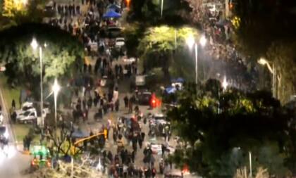 Continúa llegando gente al velorio público del Indio Solari