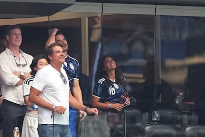 Continúa Messi, sobre su historia de amor con Antonela: "En esa época con 16 o 17, ya te empezás a mover de otra manera. Llamado era muy difícil, porque era carísimo. Era un ratito y rápido. Después a los 20 míos, creo que fue, pasó mucho tiempo, allá en Rosario, que nos empezamos a ver, a cruzarnos más, yo empecé ahí, volvía a saludar mucho más al primo, ja. Yo el Sub 20 lo jugué con 18 años y después de eso en Argentina fue un salto. El primer beso creo que fue antes, ya había pasado algo. Lo que pasa es que yo sabía que en el momento que caía ahí, ya estaba, no me podía mandar más ninguna y tenía que hacer las cosas bien. ‘Esta es la mujer de mi vida’. Se dio cuando se tuvo que dar. Creo que no le hice la pregunta si quería ser mi novia, en esa época ya no. Salí en Rosario esa noche, y no me acuerdo. Capaz que sí”.