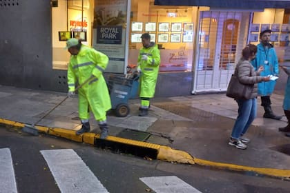 Continúan a diario las tareas de limpieza en los alrededores de Uruguay y Juncal