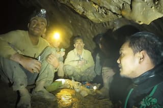 Continúan labores para liberar a cuatro hombres atrapados en una cueva en Laos; buscan a dos desaparecidos