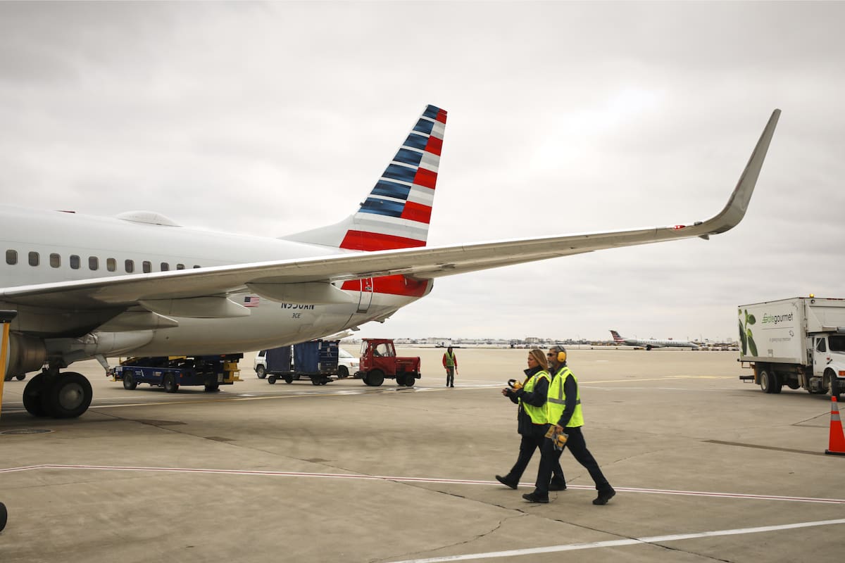 Continúan las demoras y los vuelos cancelados de American Airlines