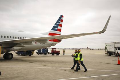 Continúan las demoras y los vuelos cancelados de American Airlines