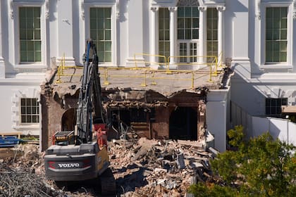 Continúan las obras de demolición de una parte del Ala Este de la Casa Blanca, el jueves 23 de octubre de 2025, en Washington, antes de la construcción de un nuevo salón de baile. (AP Foto/Jacquelyn Martin)