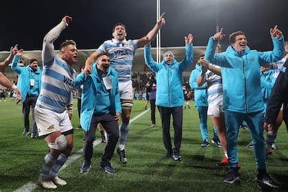 Continúan los festejos en el campo de juego después del final del partido