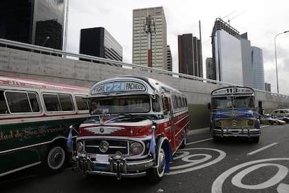 El desfile incluyó también colectivos que circularon por Buenos Aires algunos años atrás
