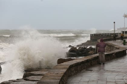 En Mar del Plata esperan olas grandes y fuertes vientos