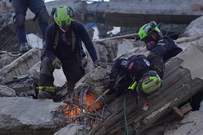 Continúan los rescates en Colombia tras el sismo