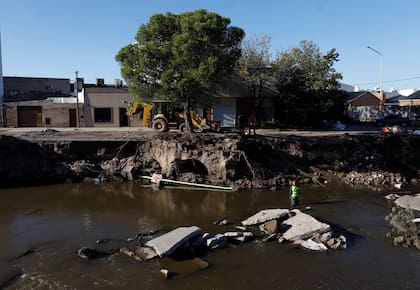 Continúan los trabajos en el canal Maldonado, de paredes socavadas, para remover placas de cemento y lbasura que quedó luego de la inundación