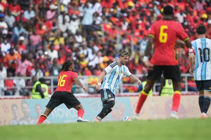 Contra Angola fue el último partido de la selección; un rival inusual en una cancha que no estaba en buenas condiciones.