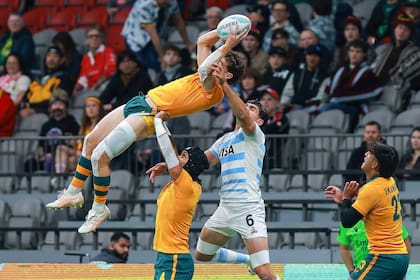Contra Australia, en el debut en Vancouver, se dio una derrota ajustada; en la escena, Santiago Alvarez Fourcade lucha en las alturas.