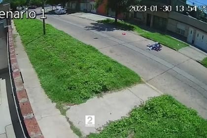 Contra el asfalto: así golpearon a la enfermera para robarle el auto