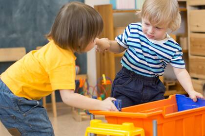 El especialista recomienda dejar que los niños atraviesen situaciones adversas y aprendan a superarlas de una manera positiva