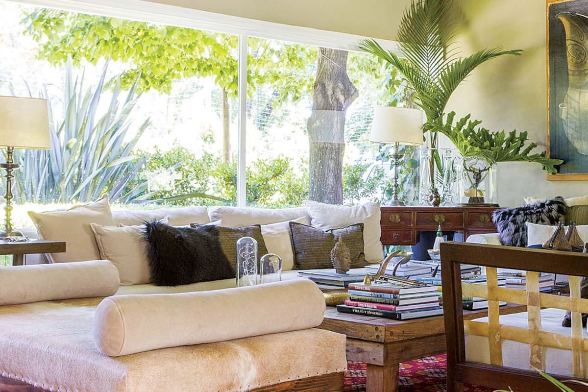 La decoradora Inés Espasandin reacondicionó una casa que está rodeada por un verde siempre presente. Diferentes viajes le despertaron la inspiración que trasladó a los ambientes.