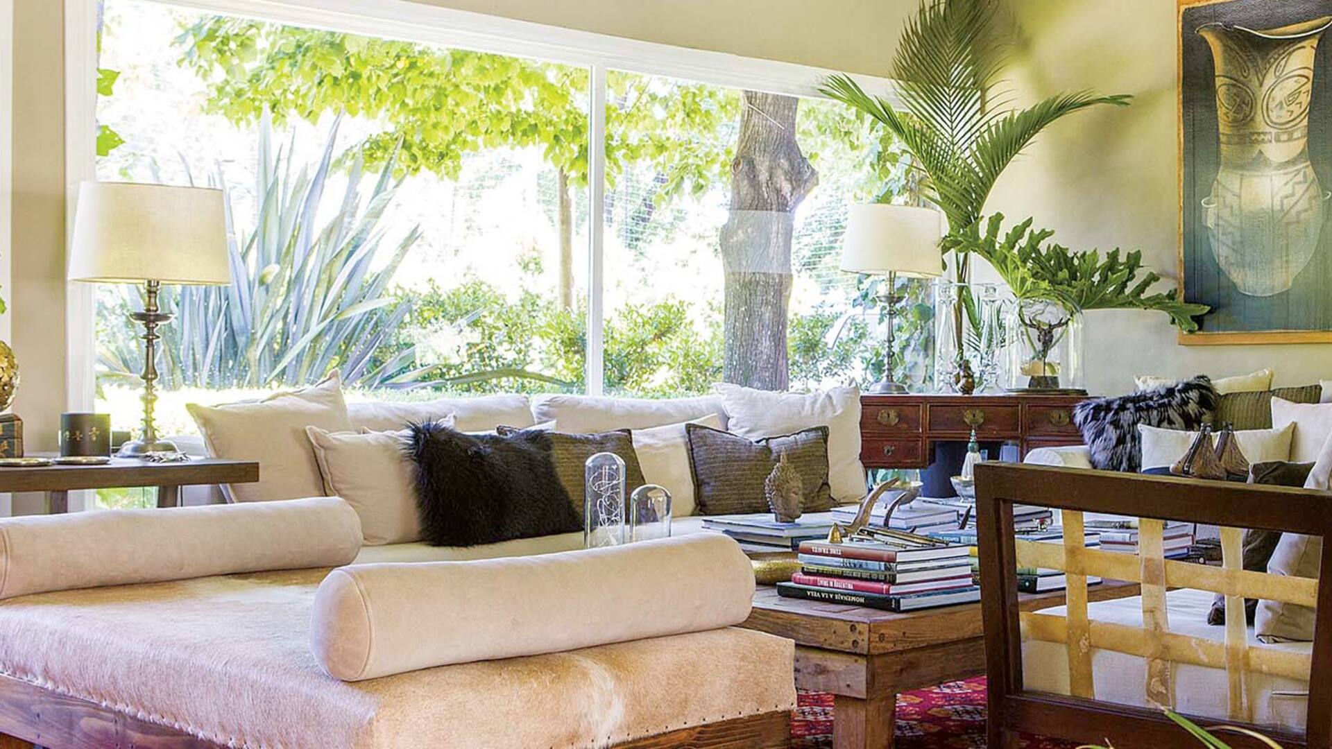 La decoradora Inés Espasandin reacondicionó una casa que está rodeada por un verde siempre presente. Diferentes viajes le despertaron la inspiración que trasladó a los ambientes.