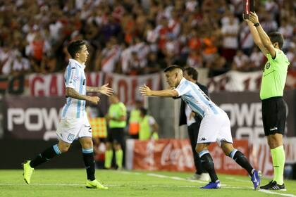 El último partido de Centurión en Racing, contra River, en el Monumental