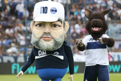 Contra Unión, Gimnasia estrenó muñeco: al lado del lobo, la mascota, la figura de Maradona